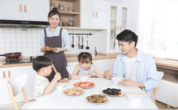 小班健康《吃饭》教案7篇
