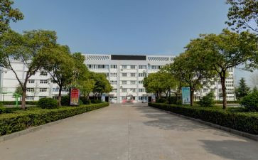 我的校园英语小作文6篇
